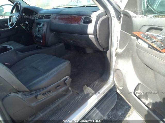 Photo 4 VIN: 1GNSCHE04ER147729 - CHEVROLET SUBURBAN 