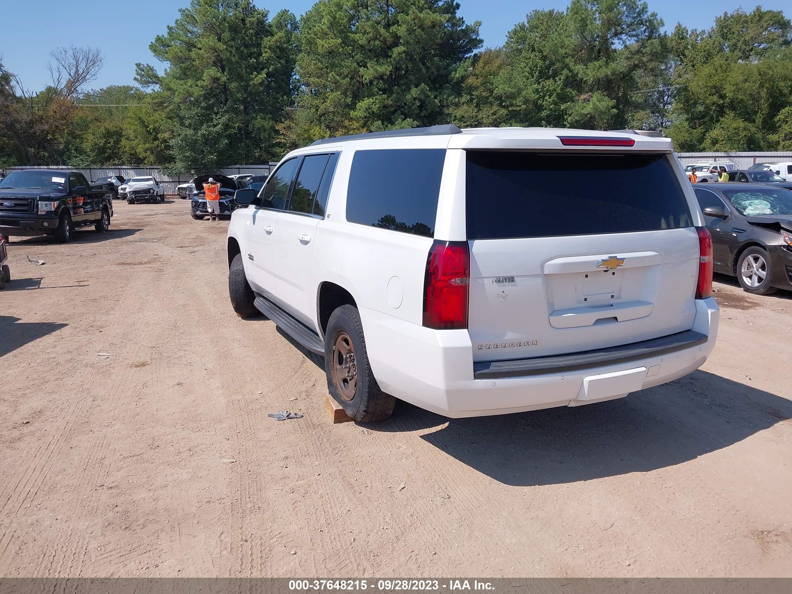 Photo 2 VIN: 1GNSCHKC0GR328912 - CHEVROLET SUBURBAN 