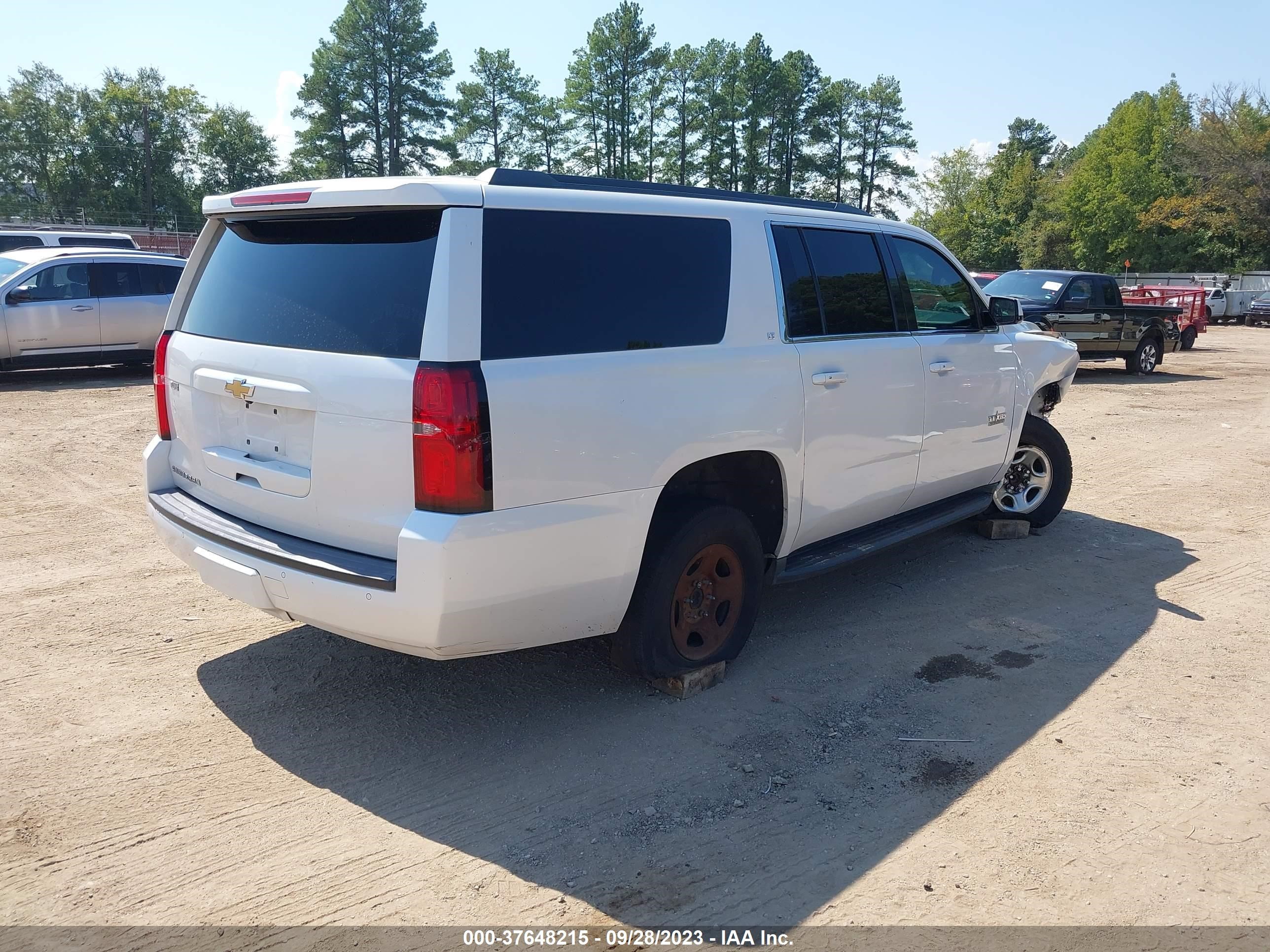 Photo 3 VIN: 1GNSCHKC0GR328912 - CHEVROLET SUBURBAN 