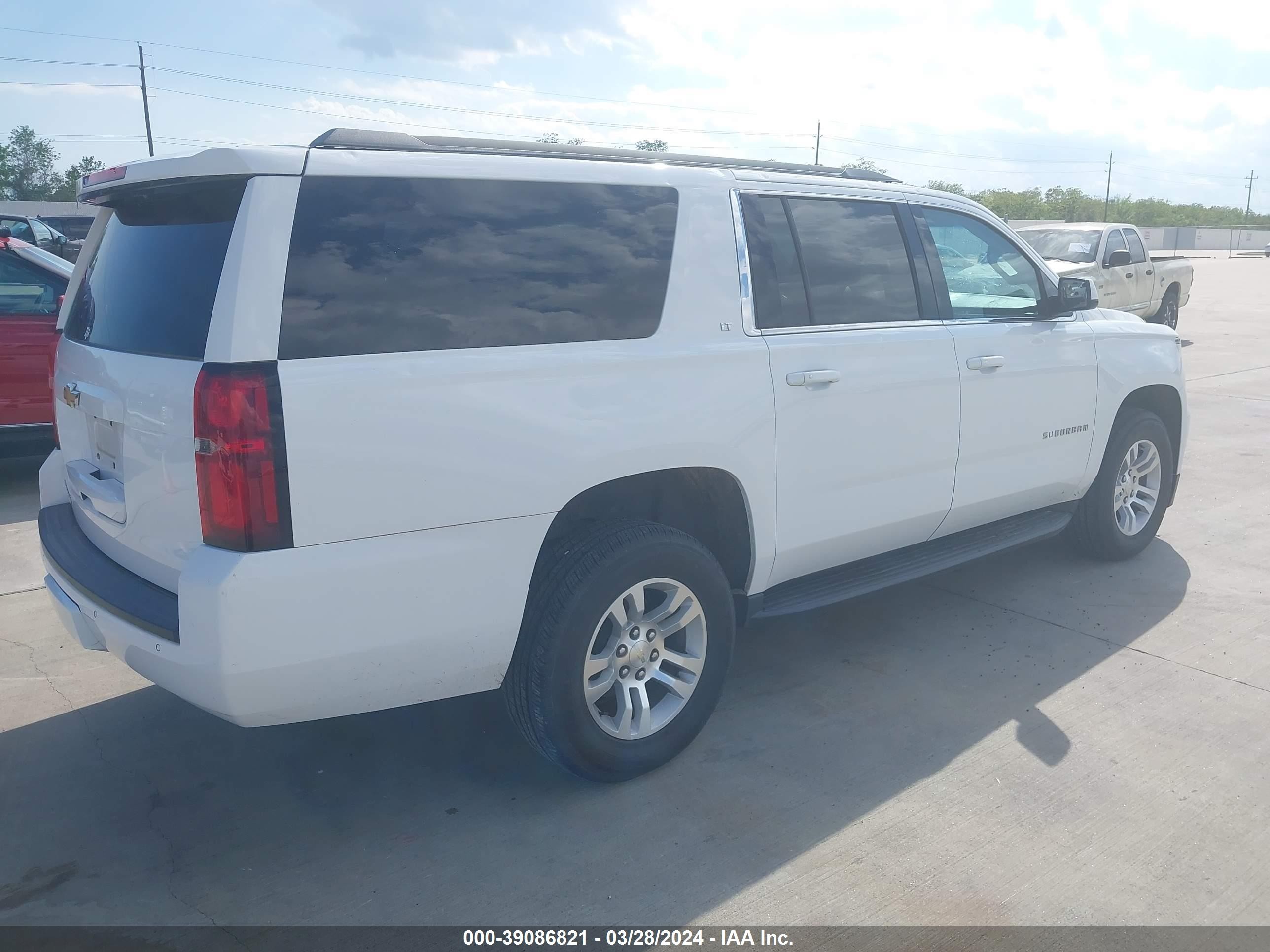 Photo 3 VIN: 1GNSCHKC1JR282658 - CHEVROLET SUBURBAN 