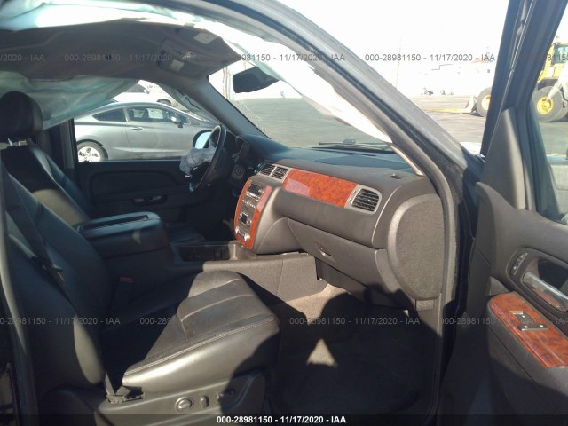 Photo 4 VIN: 1GNSCJE00BR290955 - CHEVROLET SUBURBAN 