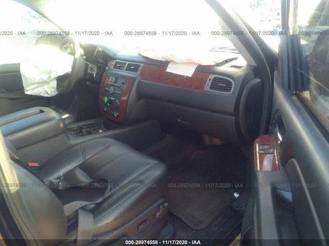 Photo 4 VIN: 1GNSCJE00DR249731 - CHEVROLET SUBURBAN 