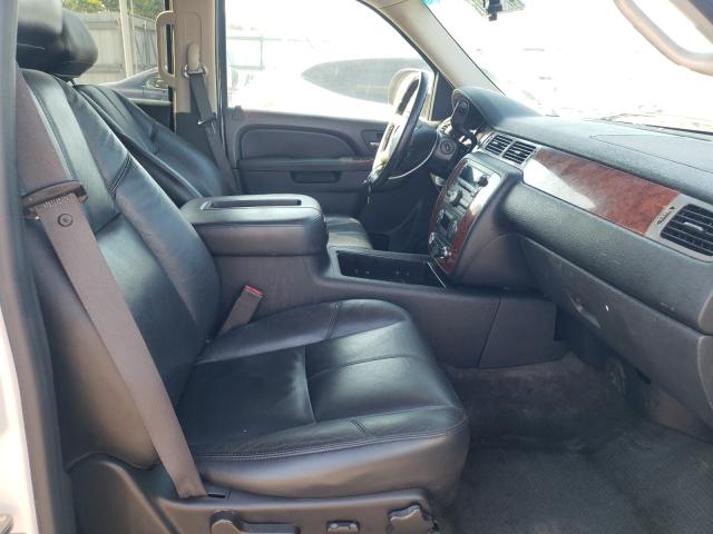 Photo 4 VIN: 1GNSCJE01BR328144 - CHEVROLET SUBURBAN C 