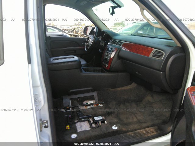 Photo 4 VIN: 1GNSCJE01DR227737 - CHEVROLET SUBURBAN 