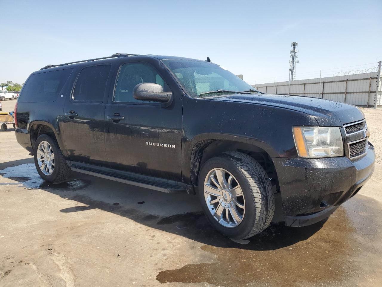 Photo 3 VIN: 1GNSCJE02BR397313 - CHEVROLET SUBURBAN 