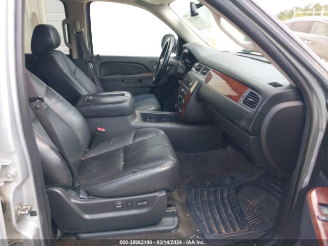 Photo 4 VIN: 1GNSCJE02CR262656 - CHEVROLET SUBURBAN 1500 