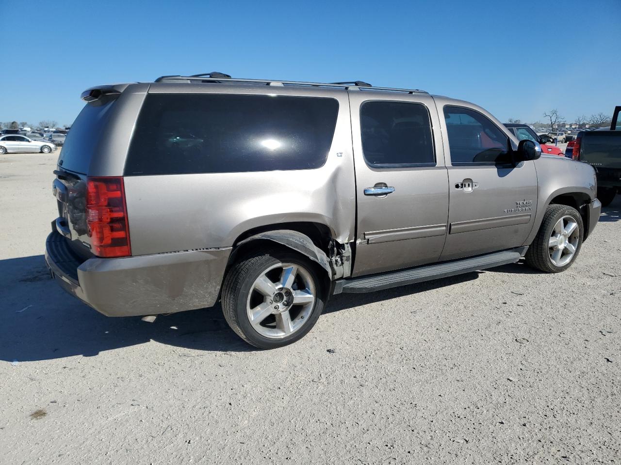 Photo 2 VIN: 1GNSCJE03BR382173 - CHEVROLET SUBURBAN 