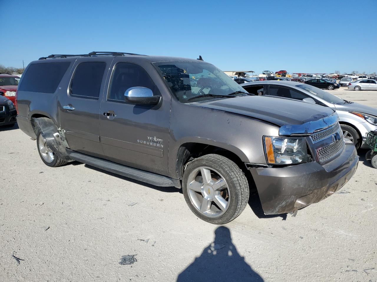 Photo 3 VIN: 1GNSCJE03BR382173 - CHEVROLET SUBURBAN 