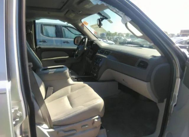 Photo 4 VIN: 1GNSCJE03DR126411 - CHEVROLET SUBURBAN 