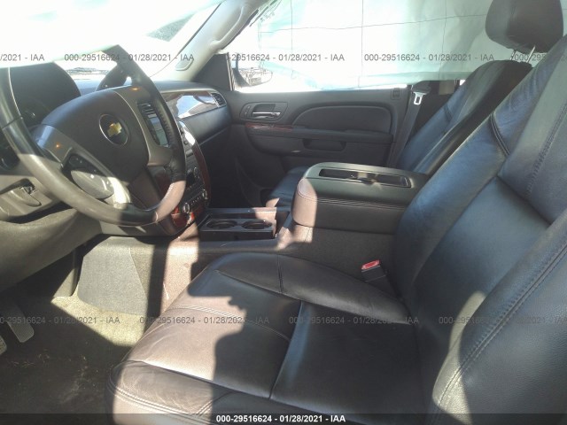 Photo 4 VIN: 1GNSCJE04DR139457 - CHEVROLET SUBURBAN 