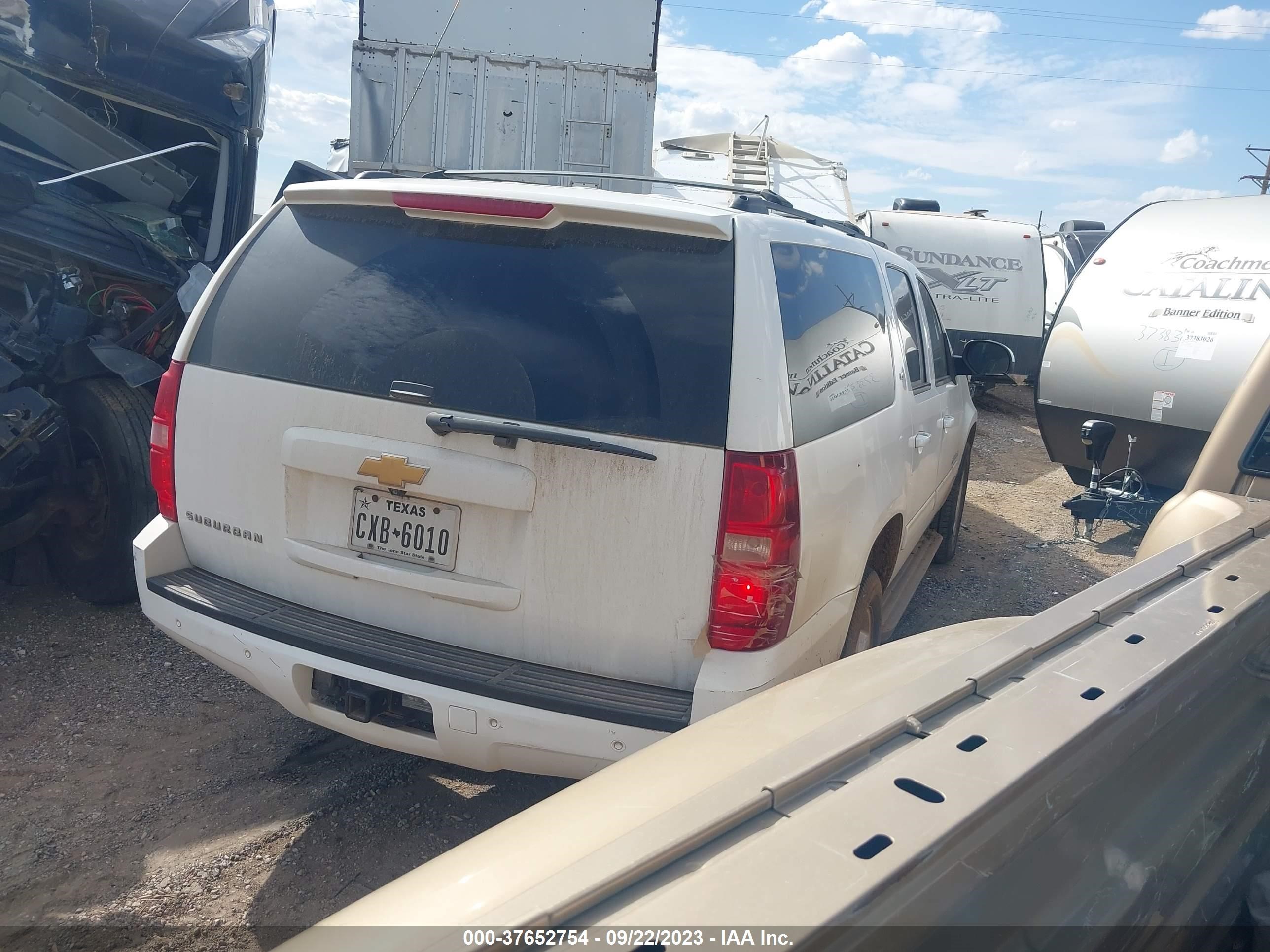 Photo 3 VIN: 1GNSCJE05ER175515 - CHEVROLET SUBURBAN 