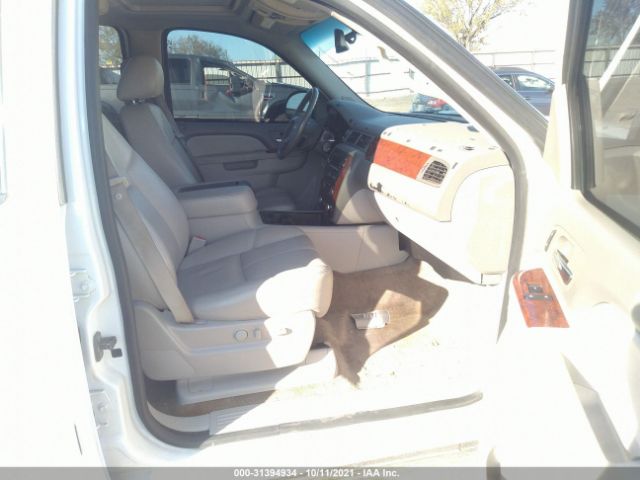 Photo 4 VIN: 1GNSCJE06CR168991 - CHEVROLET SUBURBAN 