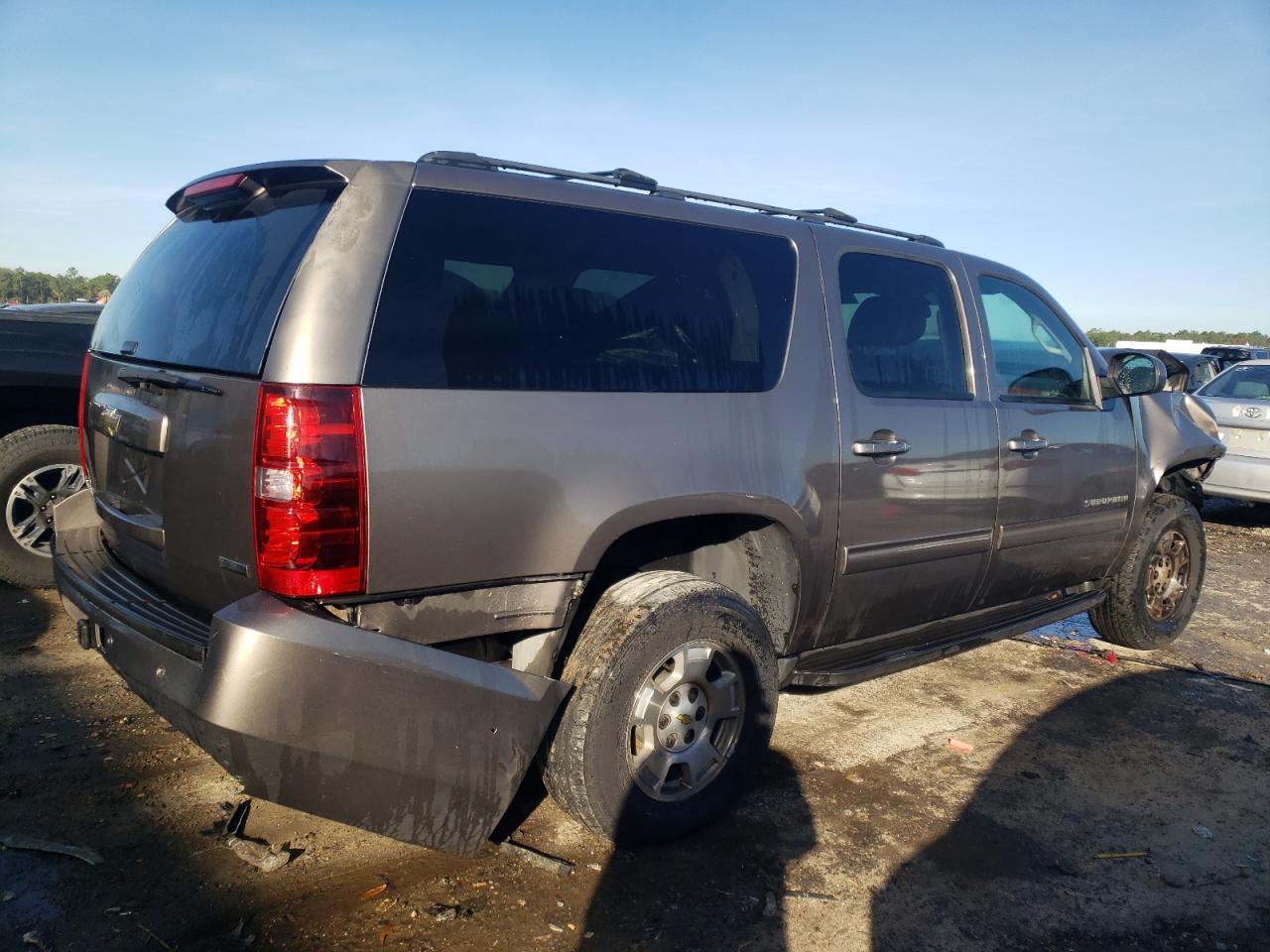 Photo 2 VIN: 1GNSCJE07BR350441 - CHEVROLET SUBURBAN 