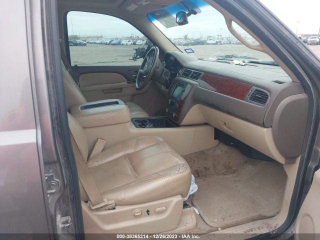 Photo 4 VIN: 1GNSCJE09BR377270 - CHEVROLET SUBURBAN 1500 