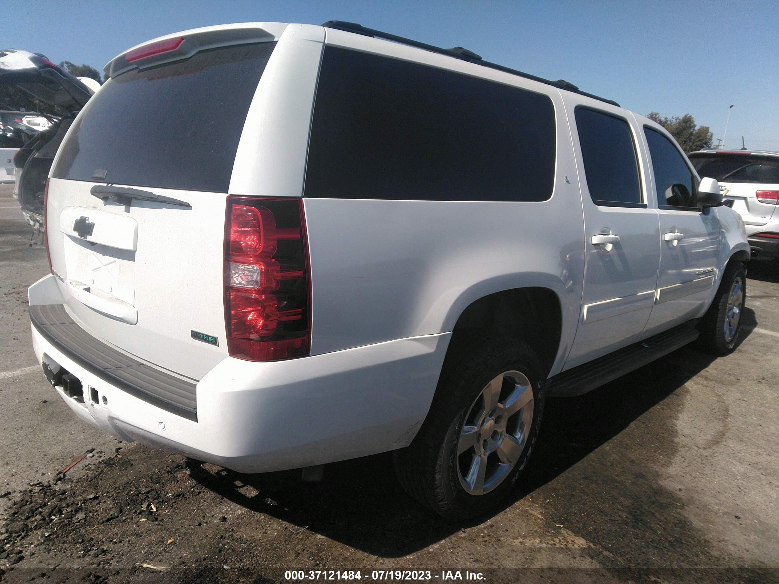 Photo 3 VIN: 1GNSCJE0XBR396832 - CHEVROLET SUBURBAN 