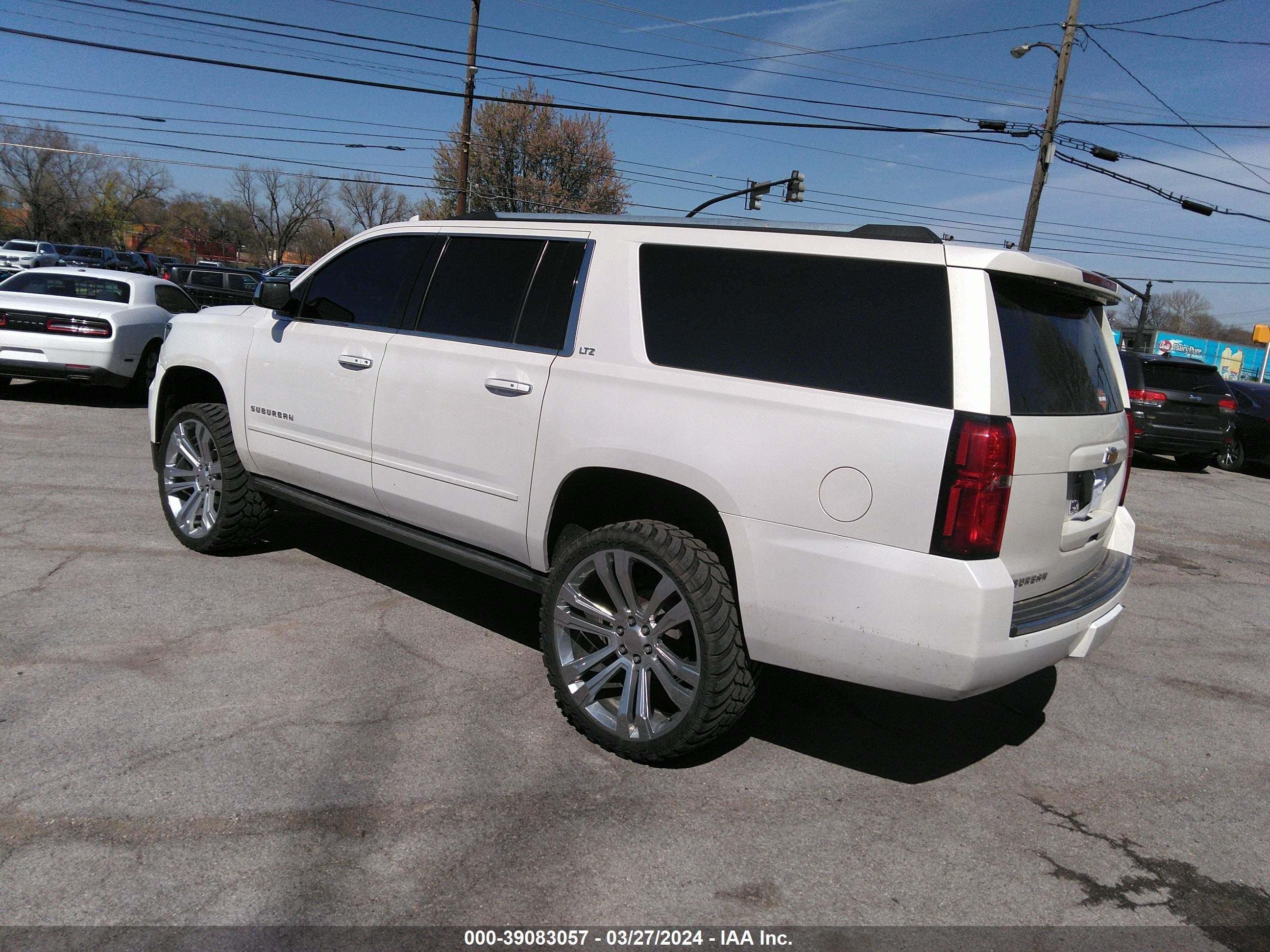 Photo 2 VIN: 1GNSCJKC0GR262756 - CHEVROLET SUBURBAN 