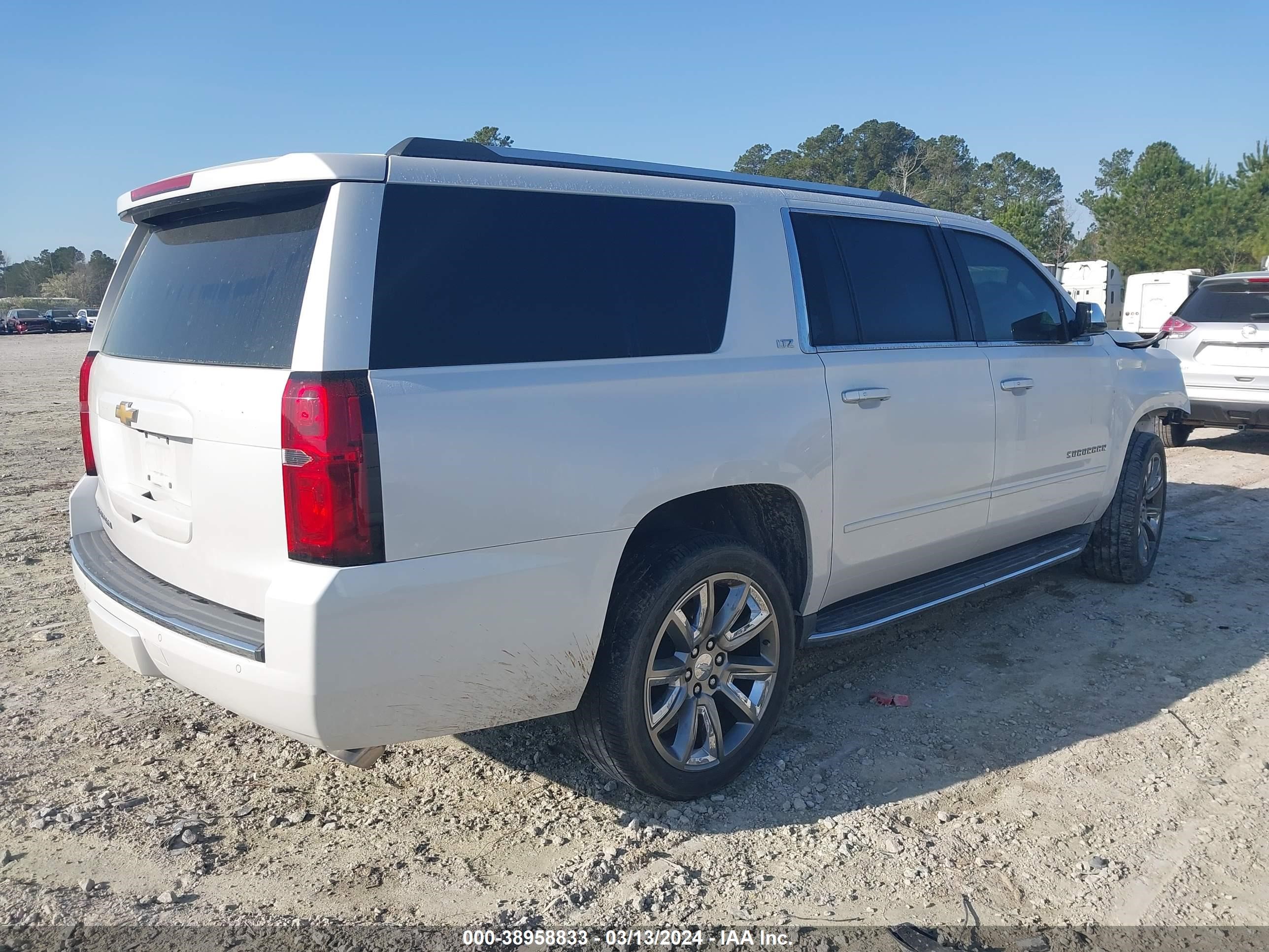 Photo 3 VIN: 1GNSCJKC5GR405605 - CHEVROLET SUBURBAN 