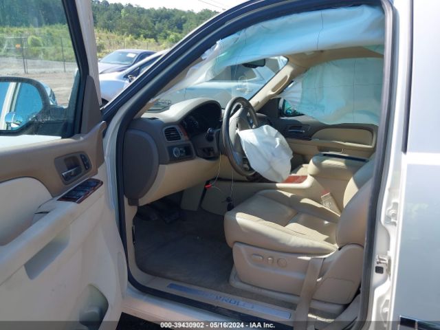 Photo 4 VIN: 1GNSCKE05DR328687 - CHEVROLET SUBURBAN 