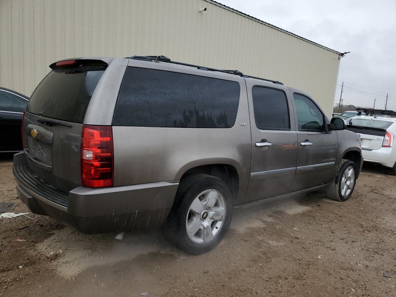 Photo 2 VIN: 1GNSCKE06DR181506 - CHEVROLET SUBURBAN 