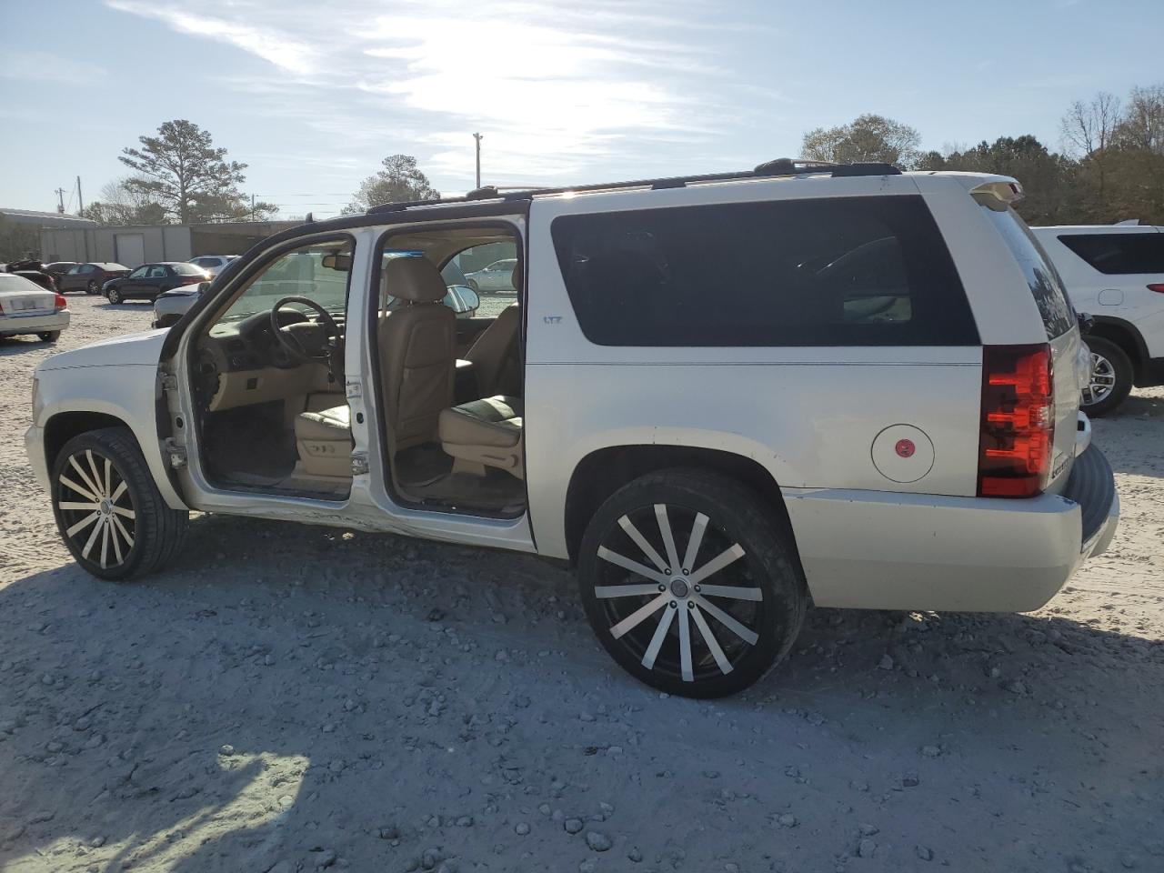 Photo 1 VIN: 1GNSCKE09BR124102 - CHEVROLET SUBURBAN 