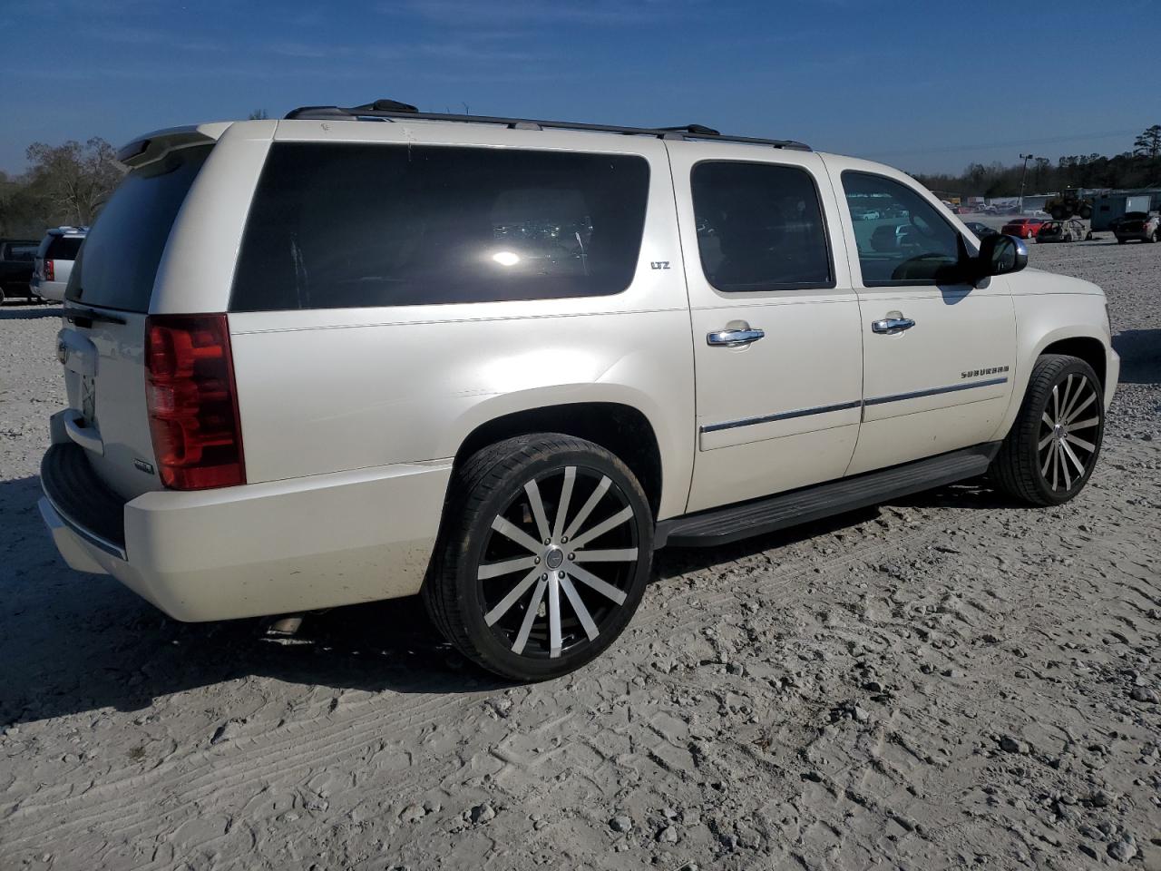 Photo 2 VIN: 1GNSCKE09BR124102 - CHEVROLET SUBURBAN 