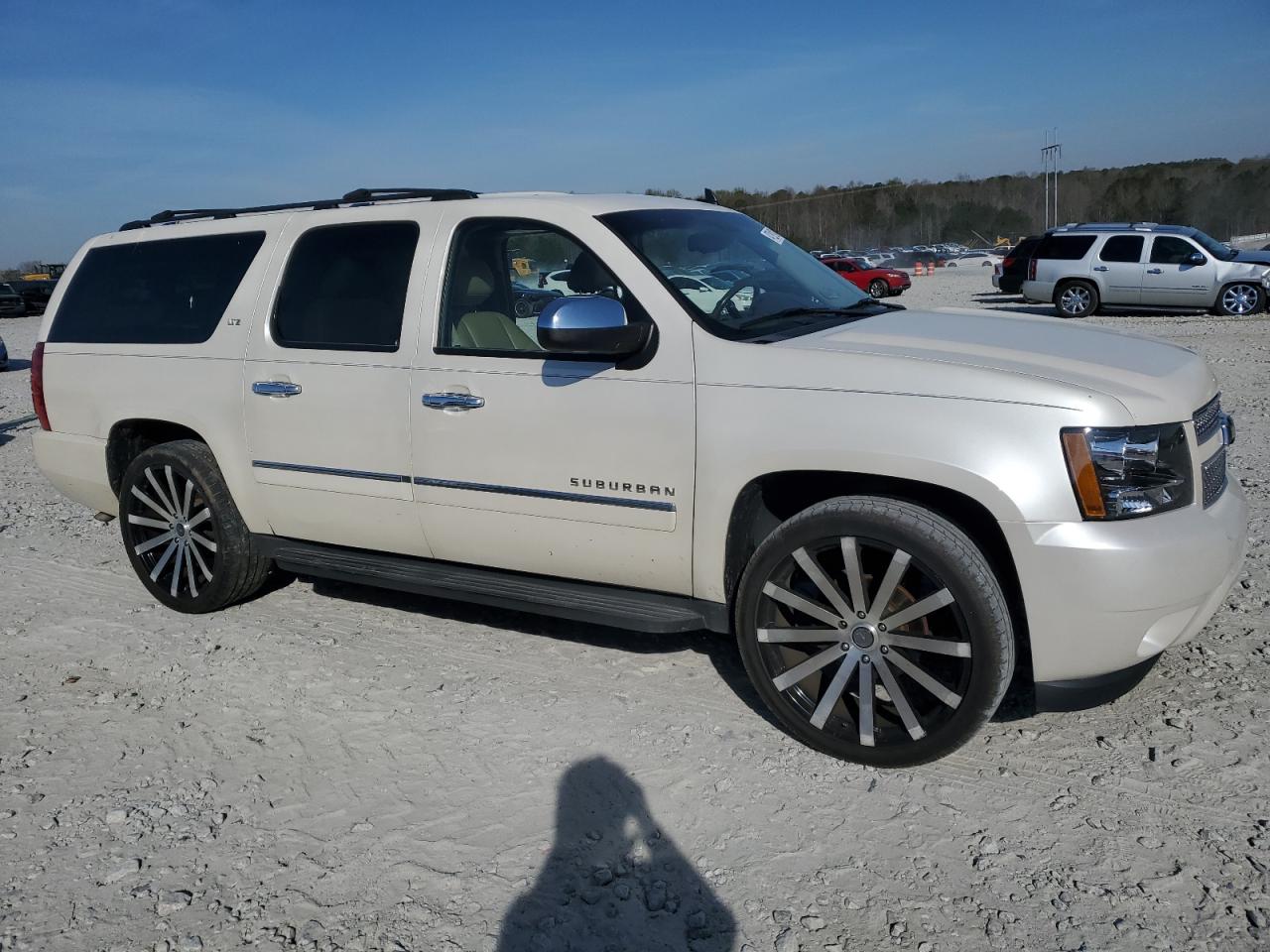 Photo 3 VIN: 1GNSCKE09BR124102 - CHEVROLET SUBURBAN 