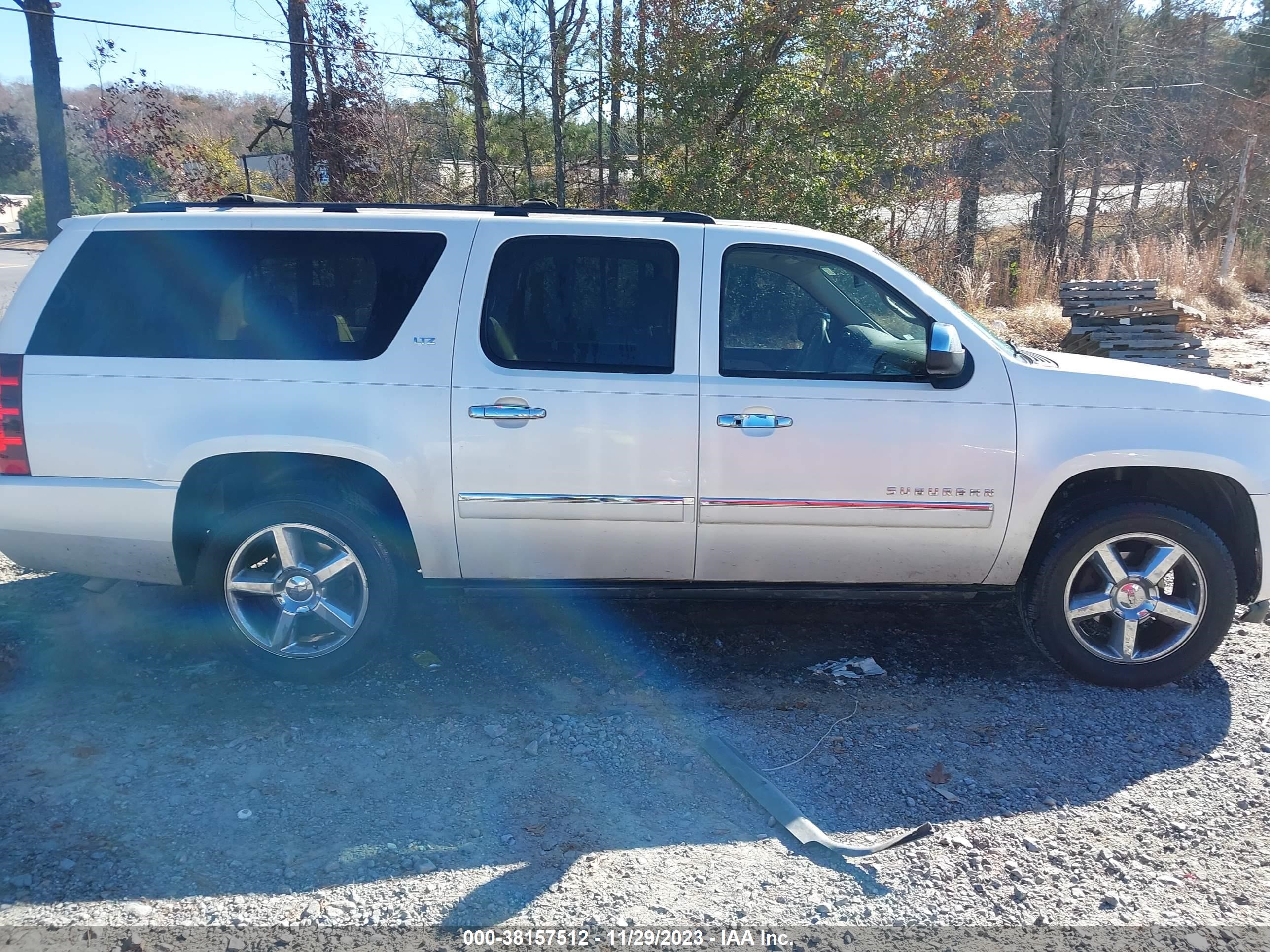 Photo 12 VIN: 1GNSCKE09BR349958 - CHEVROLET SUBURBAN 