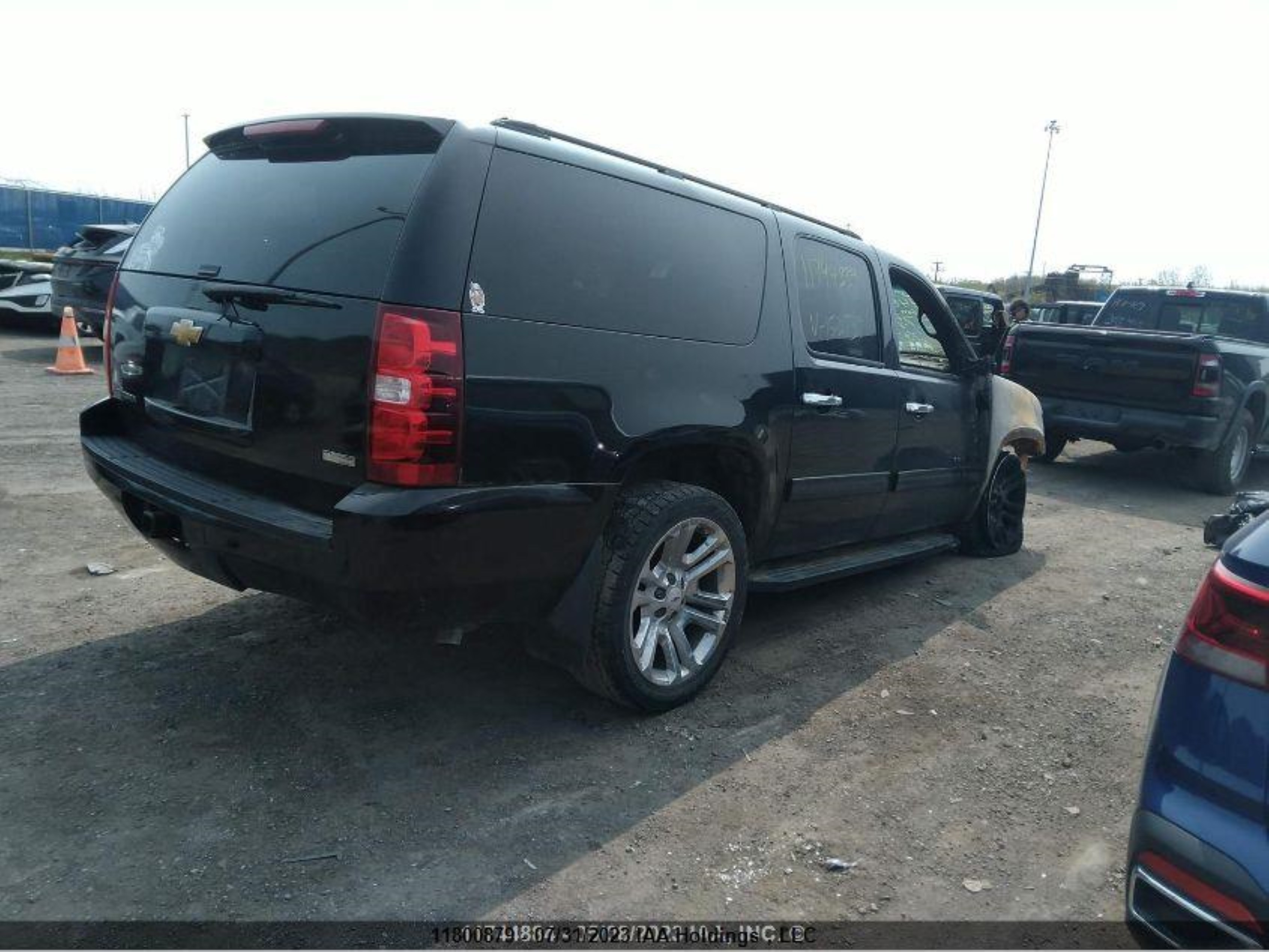 Photo 3 VIN: 1GNSK5E7XCR153739 - CHEVROLET SUBURBAN 