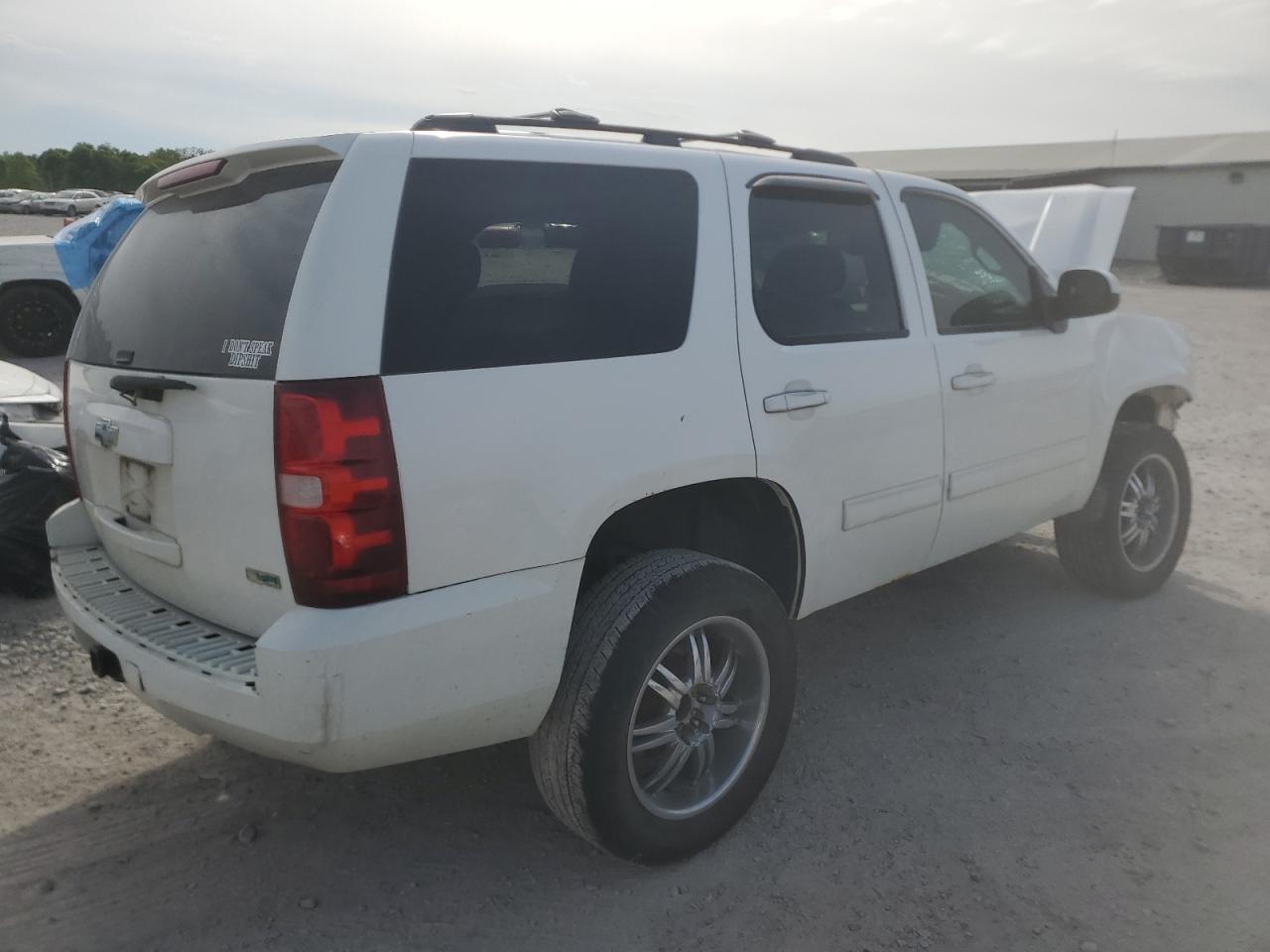 Photo 2 VIN: 1GNSKAE02BR231490 - CHEVROLET TAHOE 