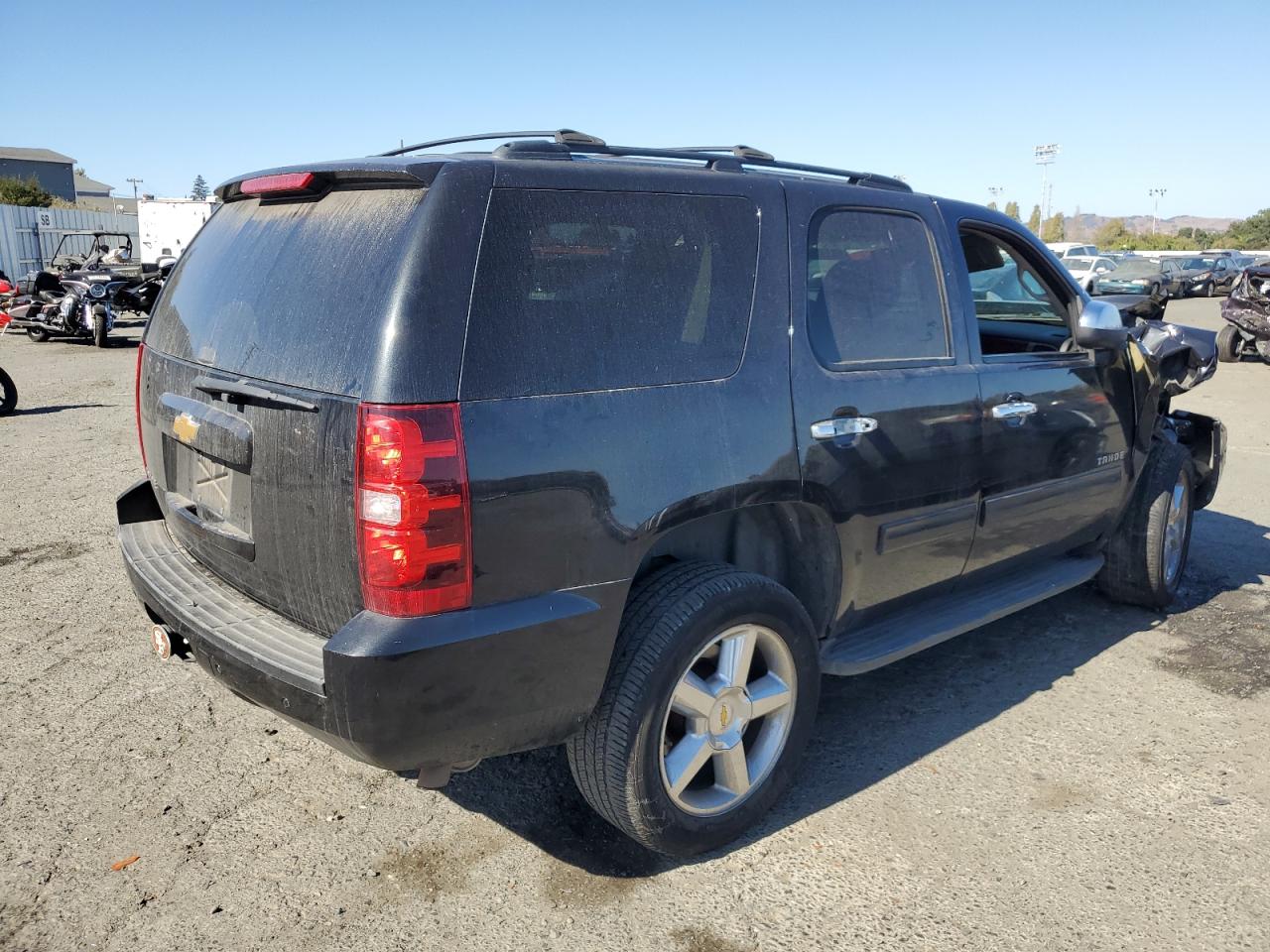 Photo 2 VIN: 1GNSKAE03DR233882 - CHEVROLET TAHOE 