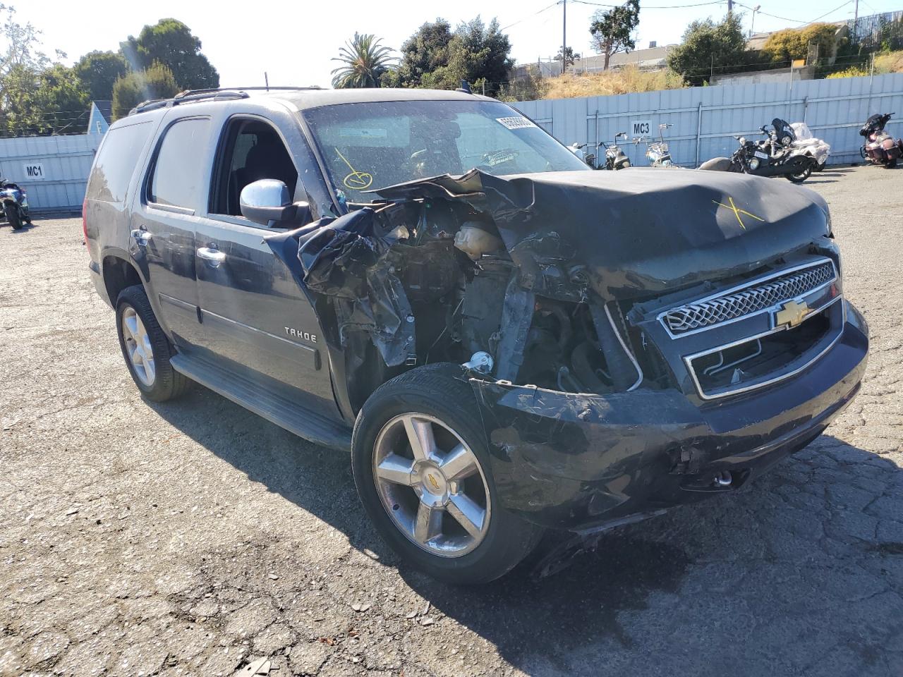 Photo 3 VIN: 1GNSKAE03DR233882 - CHEVROLET TAHOE 