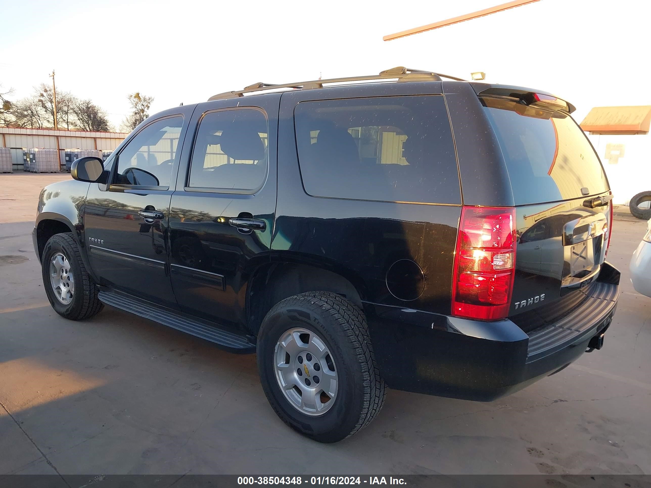 Photo 2 VIN: 1GNSKAE0XBR385591 - CHEVROLET TAHOE 