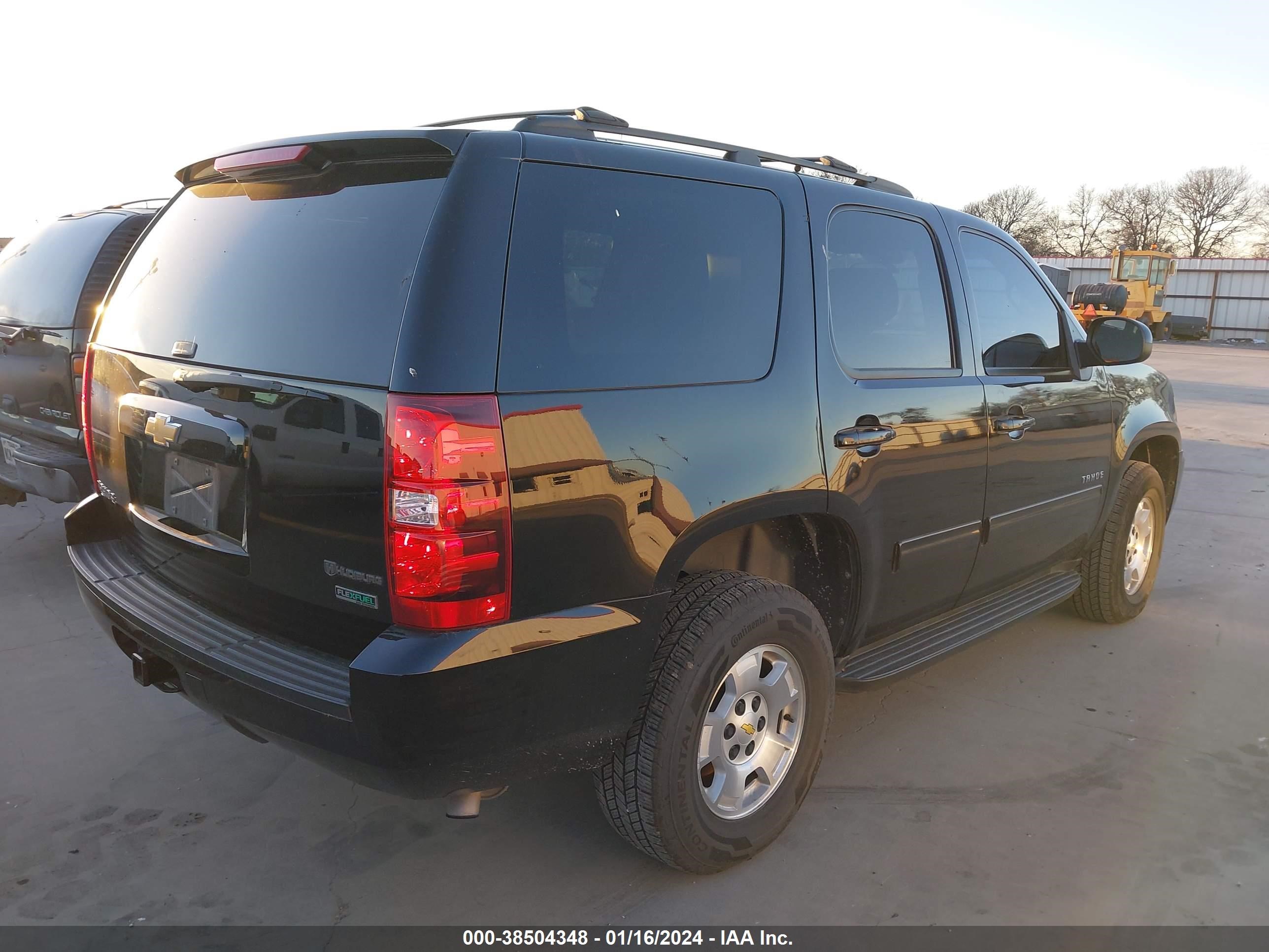 Photo 3 VIN: 1GNSKAE0XBR385591 - CHEVROLET TAHOE 