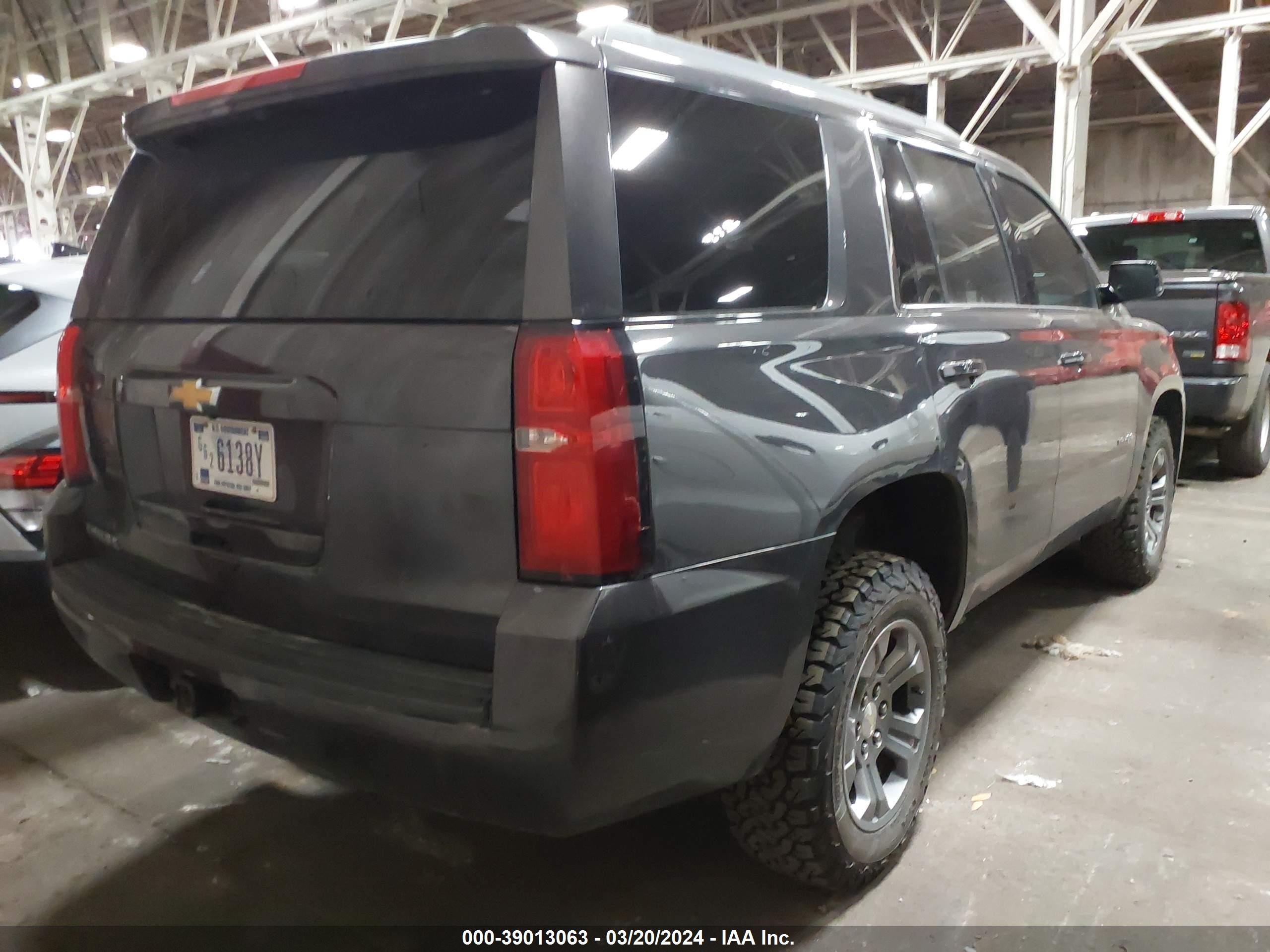 Photo 3 VIN: 1GNSKAEC3JR330148 - CHEVROLET TAHOE 