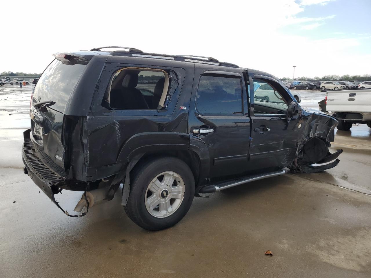 Photo 2 VIN: 1GNSKBE00BR137209 - CHEVROLET TAHOE 