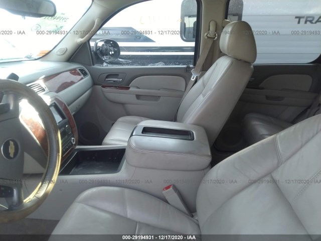 Photo 4 VIN: 1GNSKBE01BR301597 - CHEVROLET TAHOE 