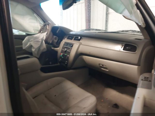 Photo 4 VIN: 1GNSKBE02BR160877 - CHEVROLET TAHOE 