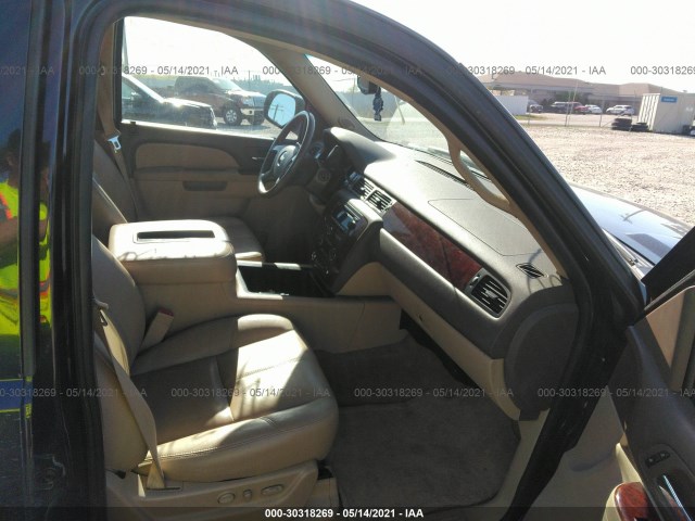 Photo 4 VIN: 1GNSKBE02BR246481 - CHEVROLET TAHOE 