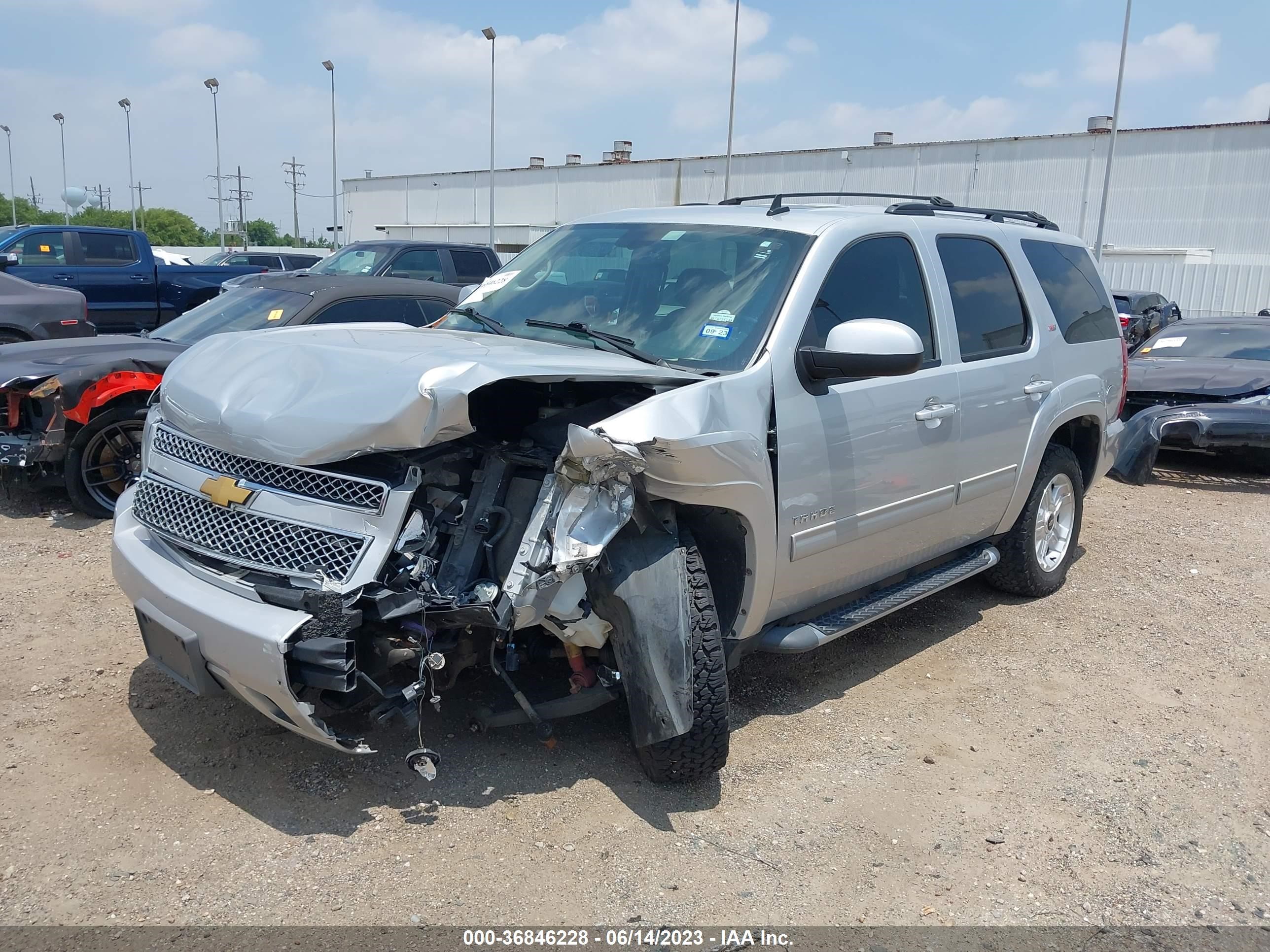 Photo 1 VIN: 1GNSKBE02DR110158 - CHEVROLET TAHOE 