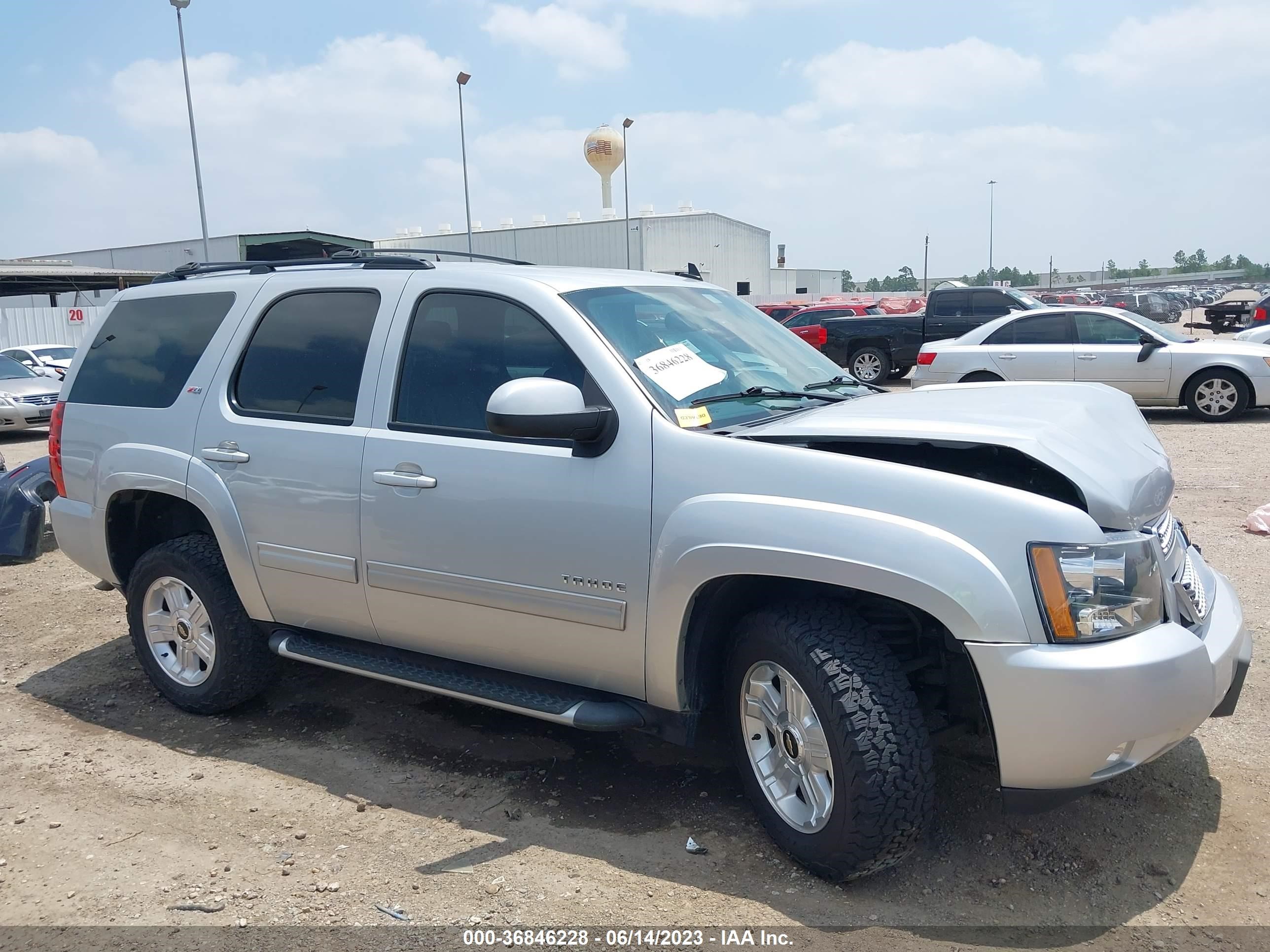 Photo 12 VIN: 1GNSKBE02DR110158 - CHEVROLET TAHOE 