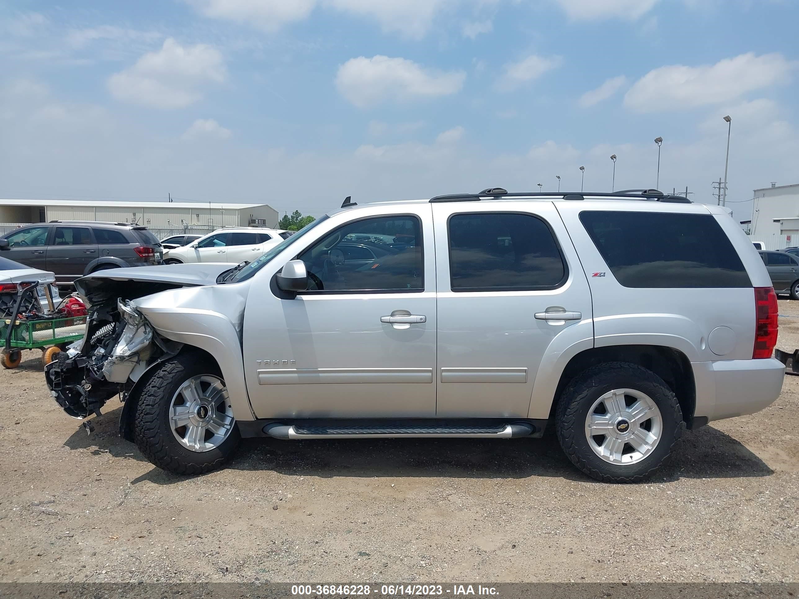 Photo 13 VIN: 1GNSKBE02DR110158 - CHEVROLET TAHOE 