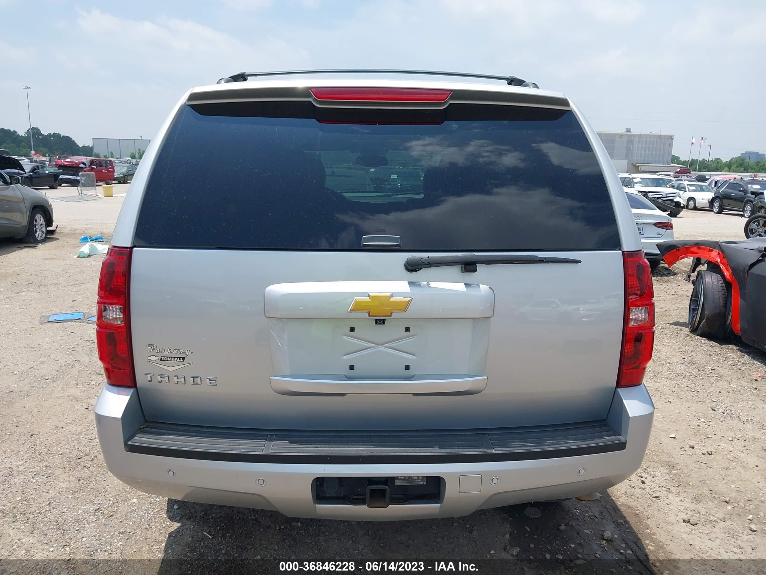 Photo 15 VIN: 1GNSKBE02DR110158 - CHEVROLET TAHOE 