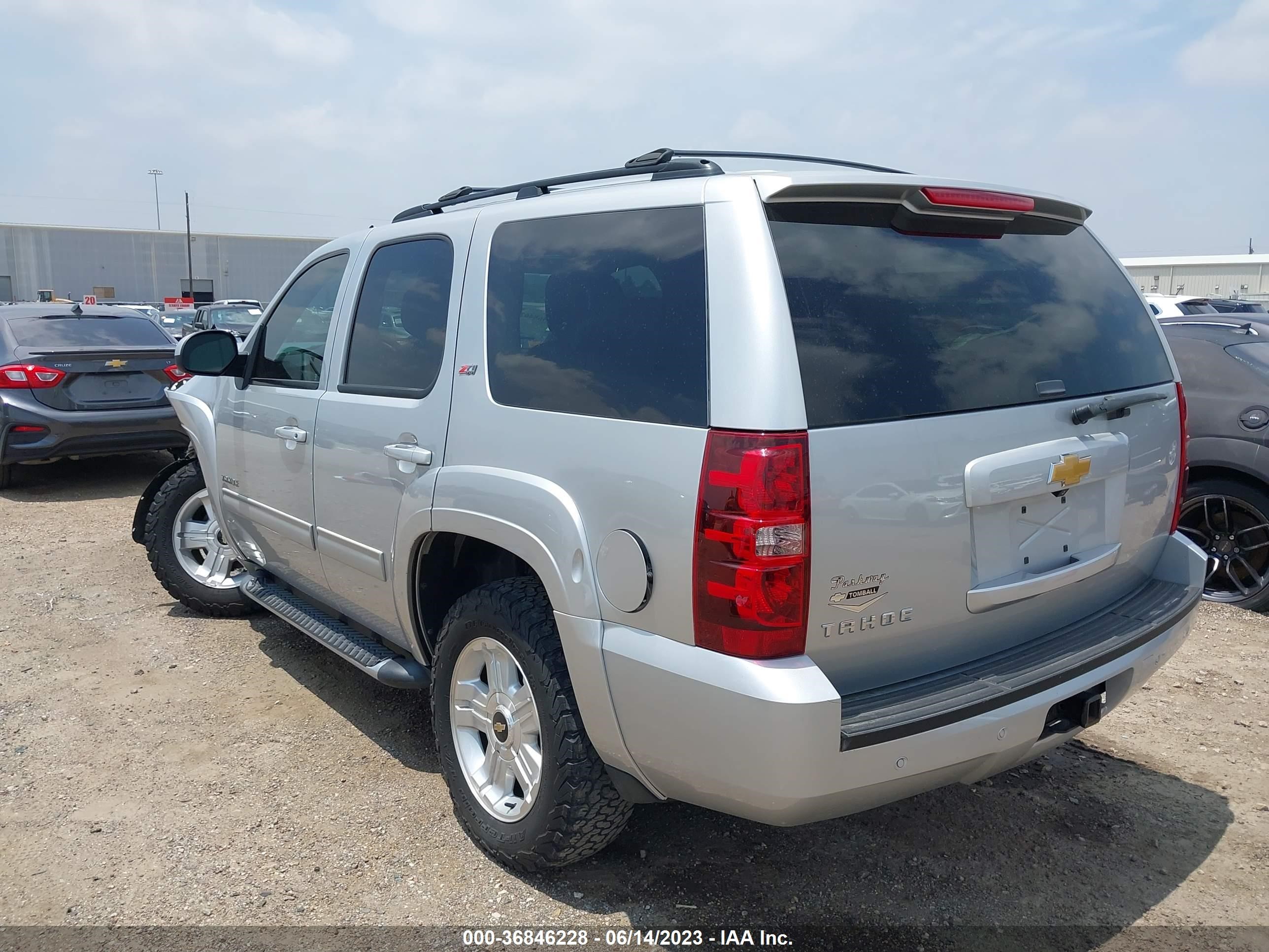 Photo 2 VIN: 1GNSKBE02DR110158 - CHEVROLET TAHOE 