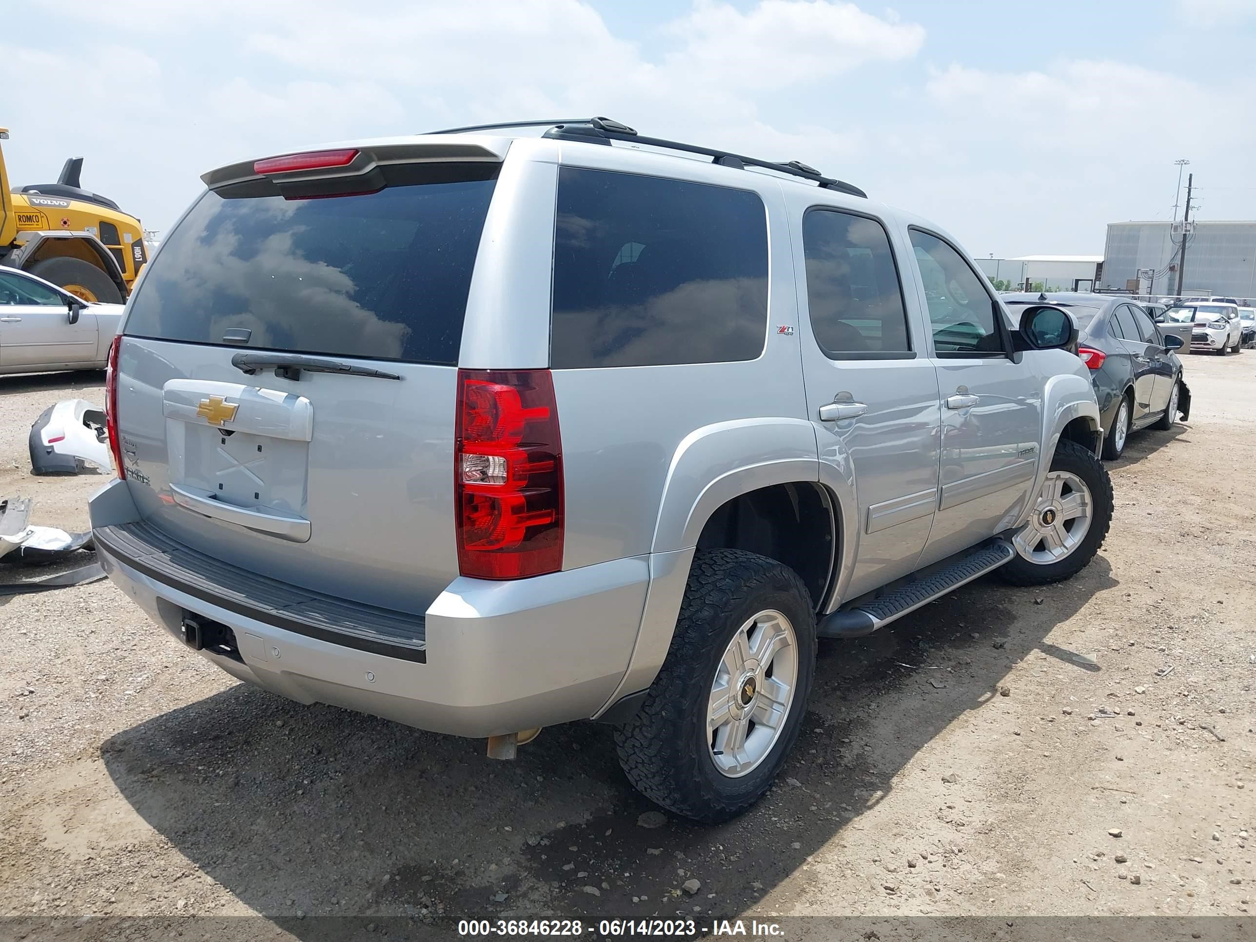 Photo 3 VIN: 1GNSKBE02DR110158 - CHEVROLET TAHOE 