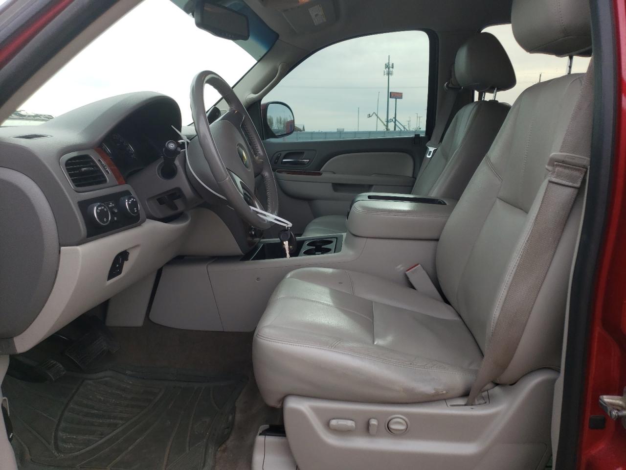 Photo 6 VIN: 1GNSKBE02DR148330 - CHEVROLET TAHOE 