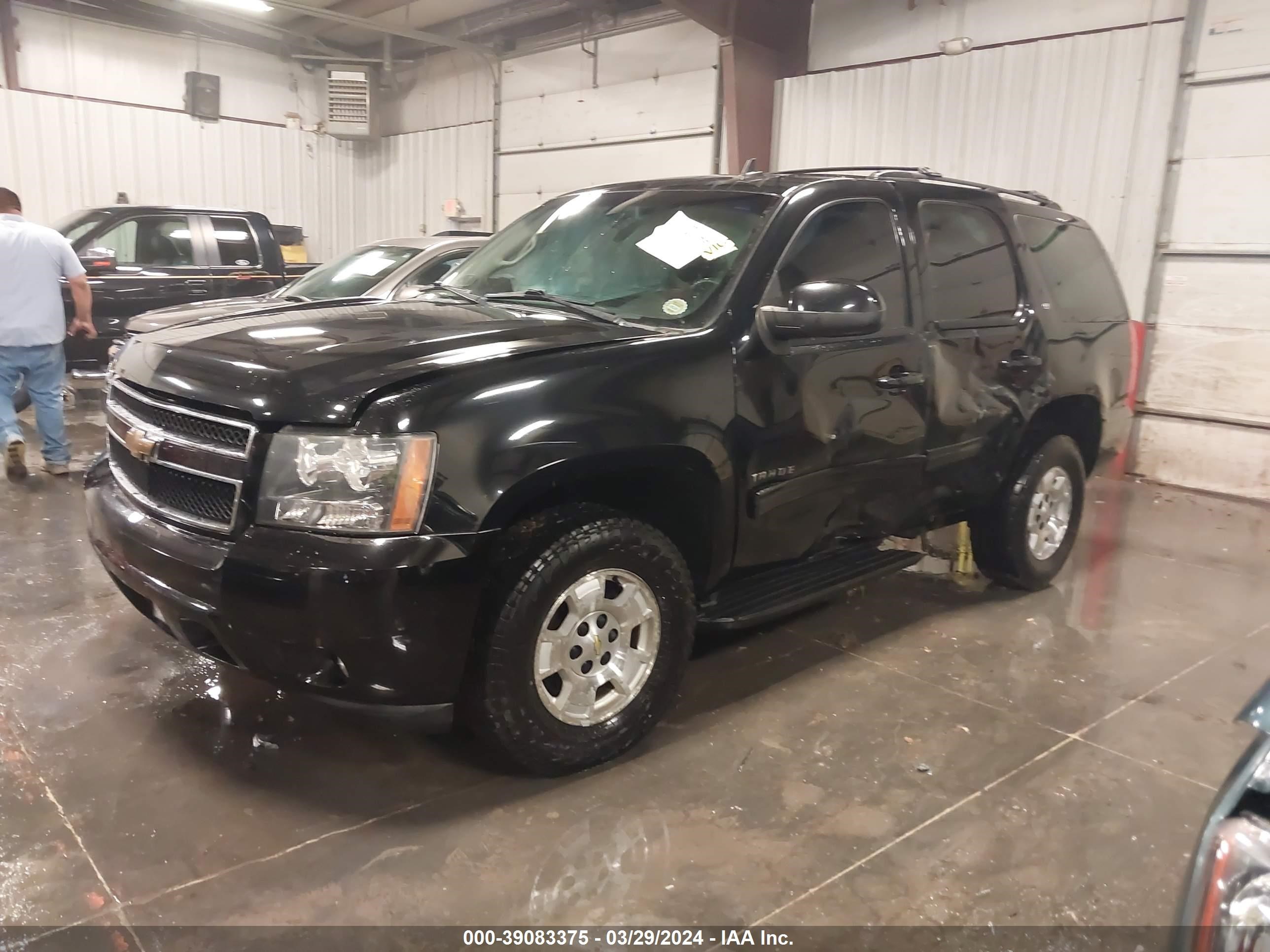 Photo 1 VIN: 1GNSKBE03BR243590 - CHEVROLET TAHOE 