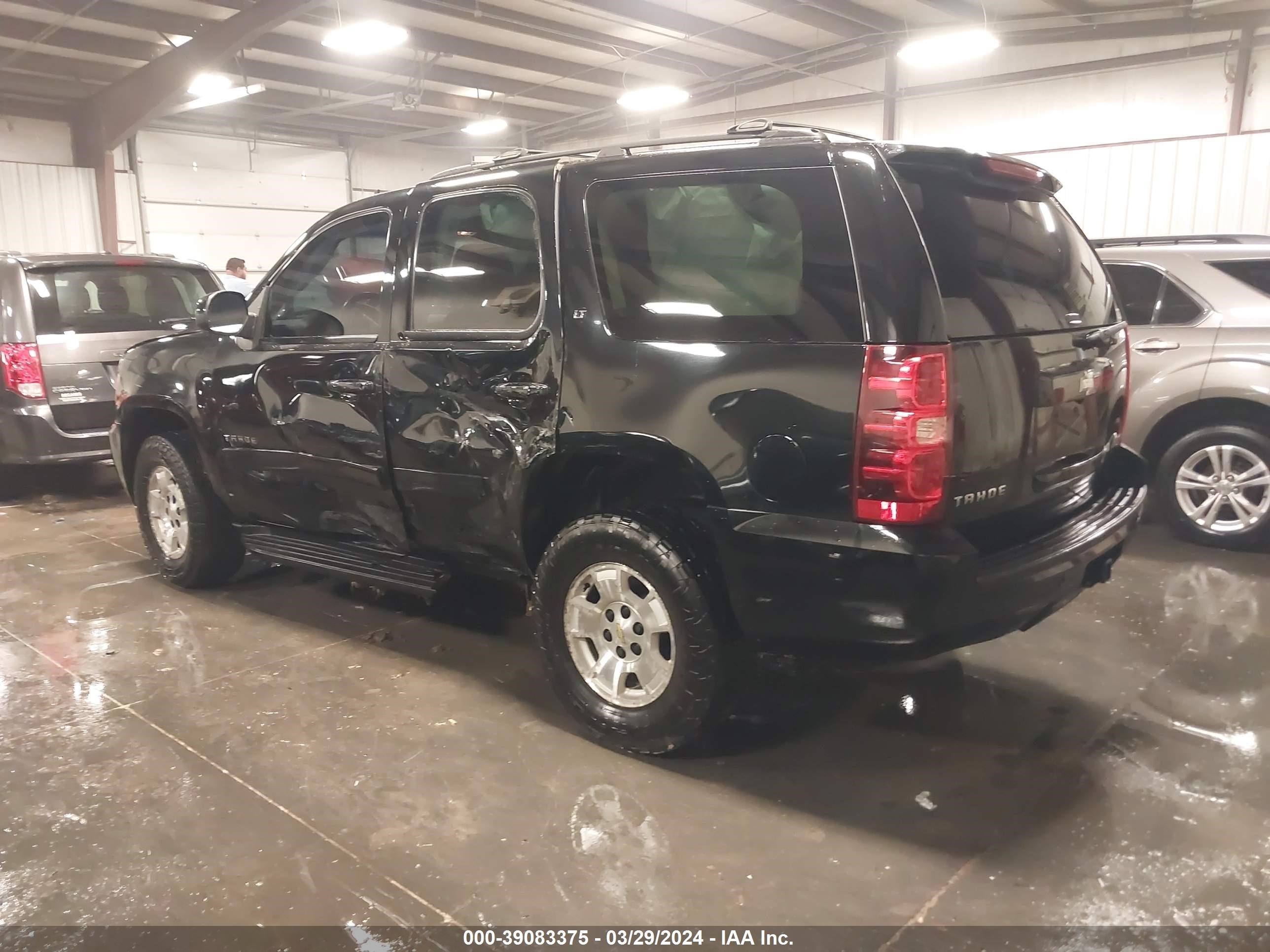 Photo 2 VIN: 1GNSKBE03BR243590 - CHEVROLET TAHOE 