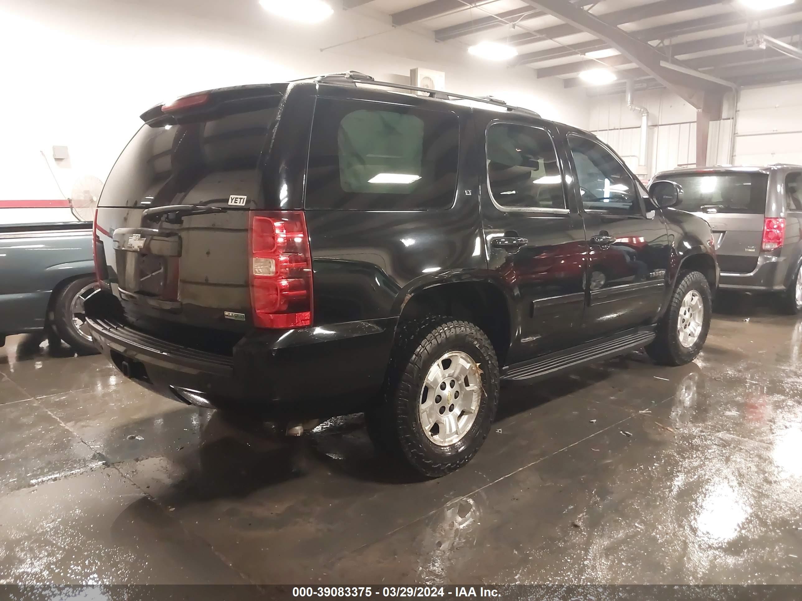 Photo 3 VIN: 1GNSKBE03BR243590 - CHEVROLET TAHOE 