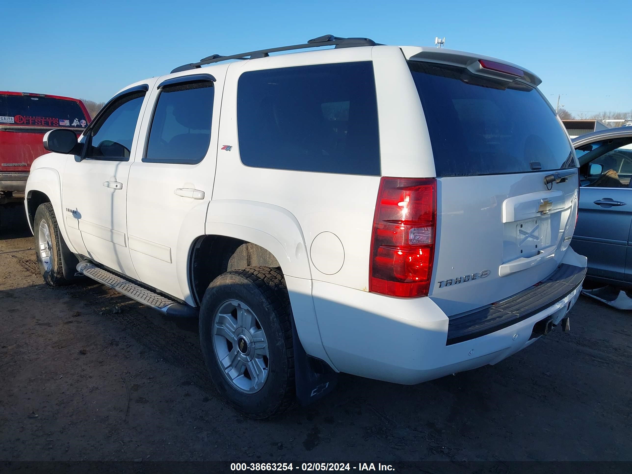 Photo 2 VIN: 1GNSKBE03CR262920 - CHEVROLET TAHOE 