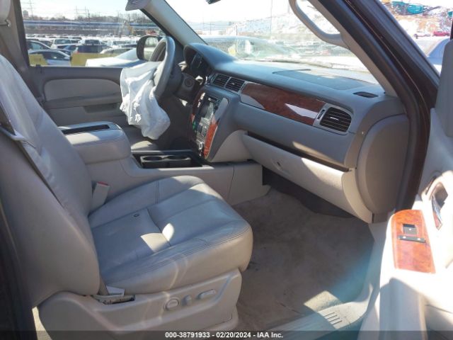 Photo 4 VIN: 1GNSKBE04BR247292 - CHEVROLET TAHOE 